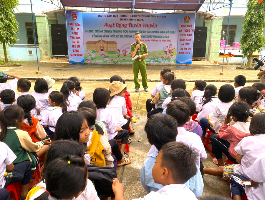 Công an huyện Ia Pa tuyên truyền phòng-chống tai nạn, thương tích cho các em học sinh. Ảnh: Hà Đức Thành