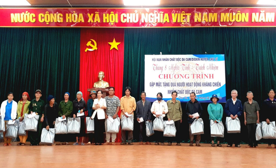 Lãnh đạo huyện Chư Sê tặng quà cho những người hoạt động kháng chiến nhiễm chất độc da cam. Ảnh: Hoàng Viên