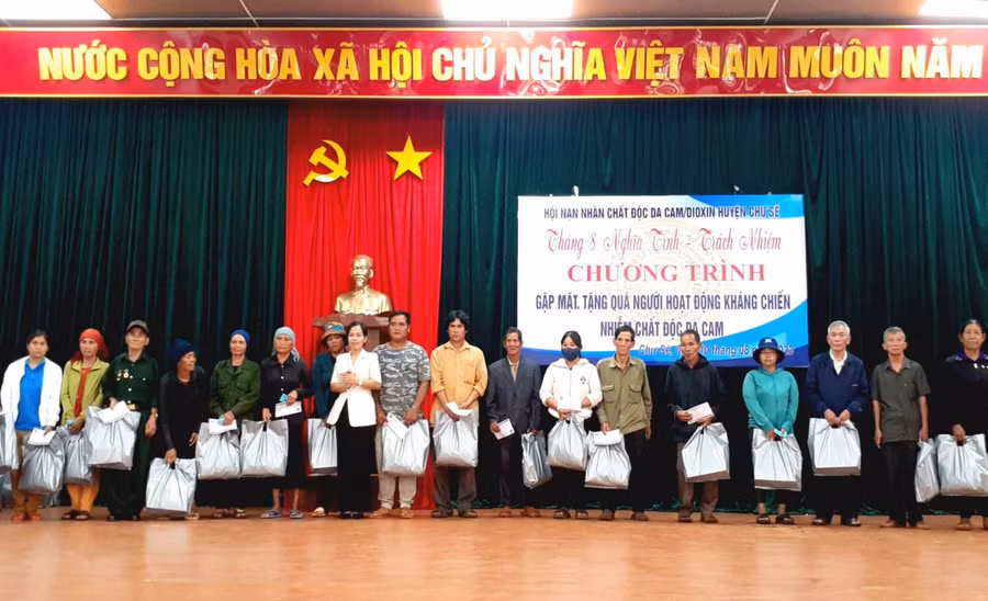 Lãnh đạo huyện Chư Sê tặng quà cho những người hoạt động kháng chiến nhiễm chất độc da cam. Ảnh: Hoàng Viên