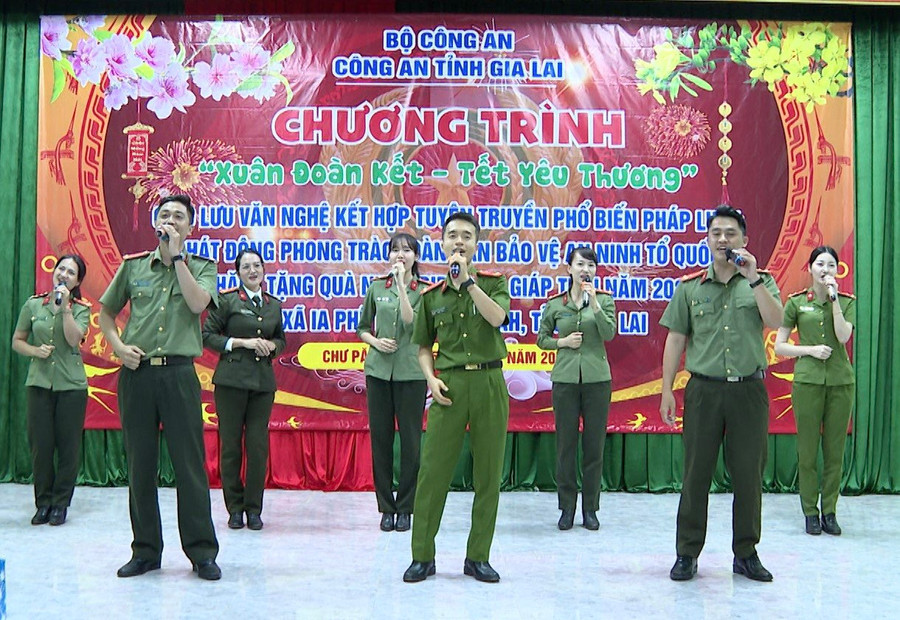 Đội Văn nghệ xung kích Công an tỉnh biểu diễn phục vụ bà con tại chương trình. Ảnh: Bảo Hân Đội Văn nghệ xung kích Công an tỉnh biểu diễn phục vụ bà con tại chương trình. Ảnh: Bảo Hân