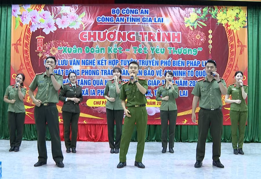 Đội Văn nghệ xung kích Công an tỉnh biểu diễn phục vụ bà con tại chương trình. Ảnh: Bảo Hân