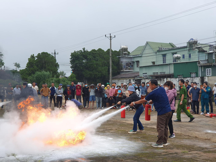Các học viên thực hành chữa cháy bằng bình chữa cháy mini. Ảnh: Phương Lộc