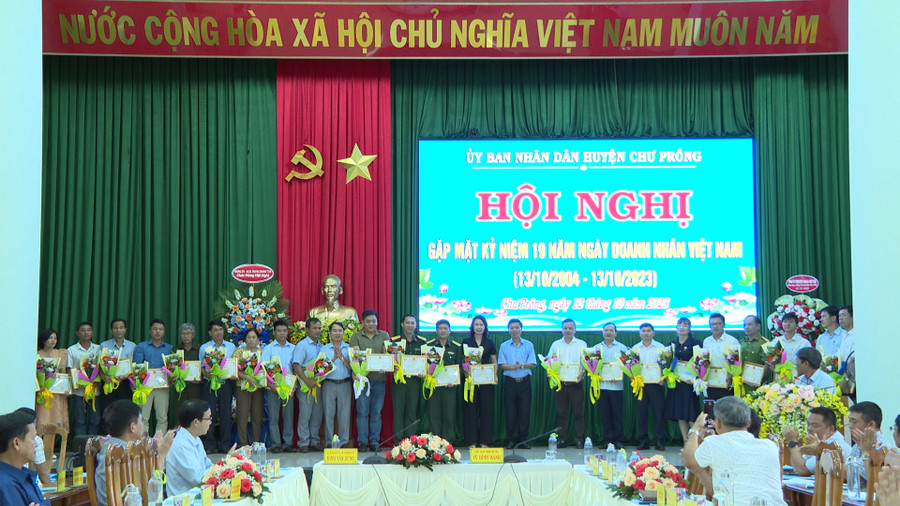 Chủ tịch UBND huyện Chư Prông tặng giấy khen cho các doanh nghiệp xuất sắc. Ảnh: Khánh Linh Chủ tịch UBND huyện Chư Prông tặng giấy khen cho các doanh nghiệp xuất sắc. Ảnh: Khánh Linh