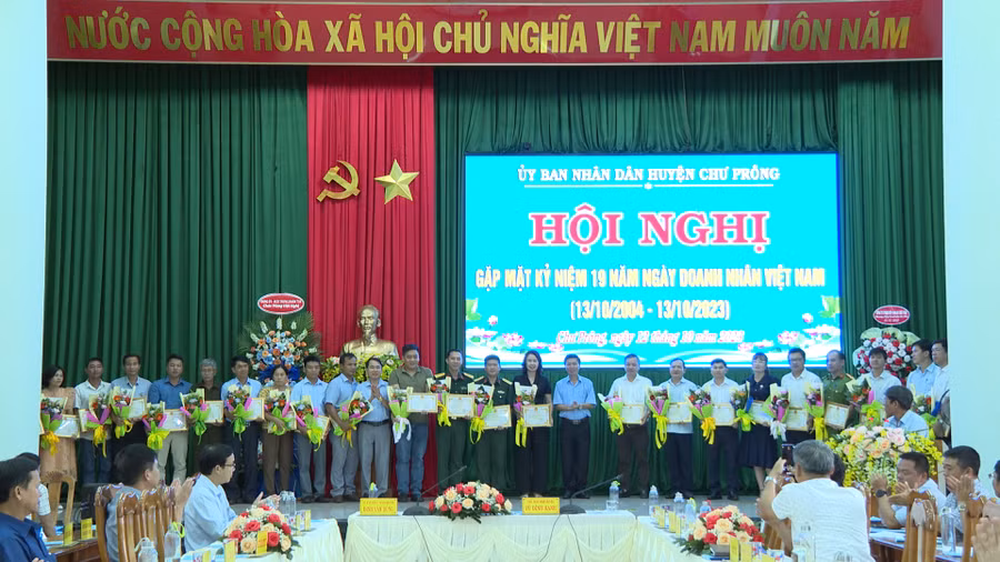 Chủ tịch UBND huyện Chư Prông tặng giấy khen cho các doanh nghiệp xuất sắc. Ảnh: Khánh Linh