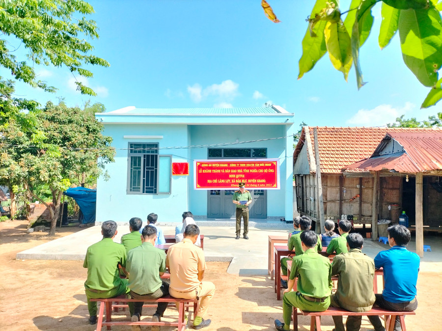 Quang cảnh buổi lễ bàn giao nhà. Ảnh: Minh Ngân Quang cảnh buổi lễ bàn giao nhà. Ảnh: Minh Ngân