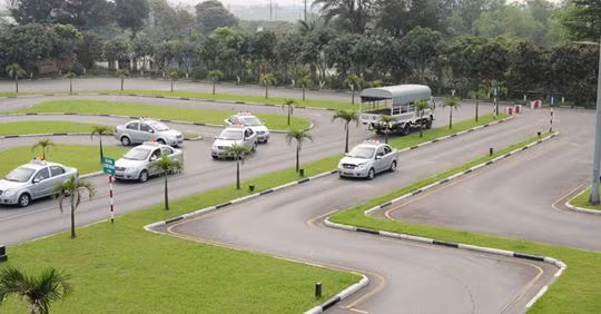 Từ ngày 1-6, học viên có thể chọn học trực tuyến đối với một số nội dung lý thuyết lái xe. Ảnh nguồn Internet