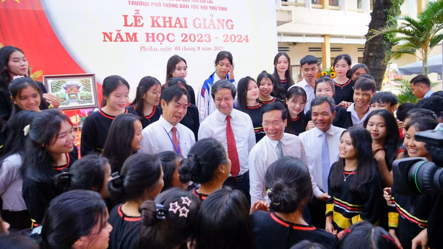 Chủ tịch nước Võ Văn Thưởng, Bộ trưởng Bộ Giáo dục và Đào tạo Nguyễn Kim Sơn, Bí thư Tỉnh ủy Hồ Văn Niên trò chuyện cùng các em học sinh Trường Phổ thông Dân tộc nội trú tỉnh.