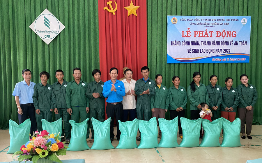 Đại diện lãnh đạo Công ty trao gạo cho các công nhân Nông trường An Biên. Ảnh: H.Đ.T Đại diện lãnh đạo Công ty trao gạo cho các công nhân Nông trường An Biên. Ảnh: H.Đ.T