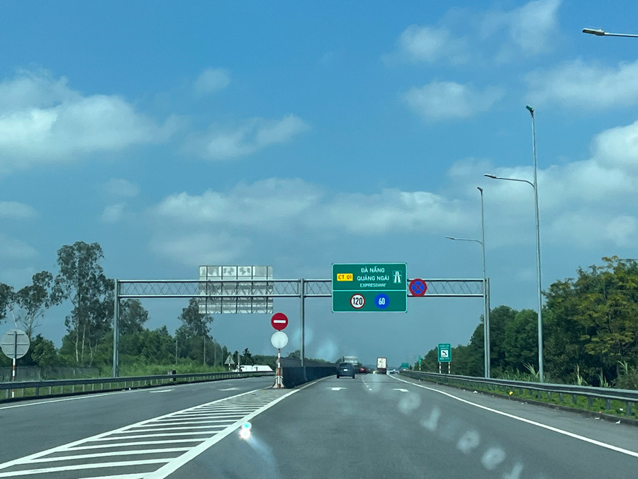 Thủ tướng Chính phủ chỉ đạo các bộ, ngành tiếp tục nâng cấp các tuyến đường bộ cao tốc đạt quy mô cao tốc hoàn chỉnh, nhất là đối với các tuyến đường bộ cao tốc quy mô 2 làn xe. Ảnh: Phương Vi Thủ tướng Chính phủ chỉ đạo các bộ, ngành tiếp tục nâng cấp các tuyến đường bộ cao tốc đạt quy mô cao tốc hoàn chỉnh, nhất là đối với các tuyến đường bộ cao tốc quy mô 2 làn xe. Ảnh: Phương Vi