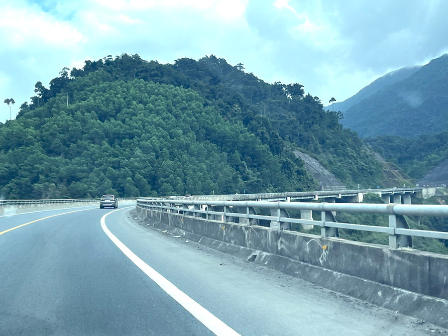 Việc vận hành các tuyến đường bộ cao tốc quy mô phân kỳ còn một số hạn chế như tiềm ẩn nguy cơ mất an toàn giao thông. Ảnh: Phương Vi Việc vận hành các tuyến đường bộ cao tốc quy mô phân kỳ còn một số hạn chế như tiềm ẩn nguy cơ mất an toàn giao thông. Ảnh: Phương Vi