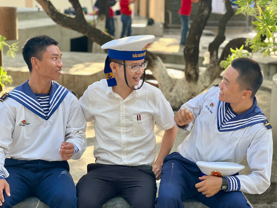 Tác giả (giữa) trò chuyện với các chiến sĩ trên quần đảo Trường Sa. Ảnh: D.H Tác giả (giữa) trò chuyện với các chiến sĩ trên quần đảo Trường Sa. Ảnh: D.H