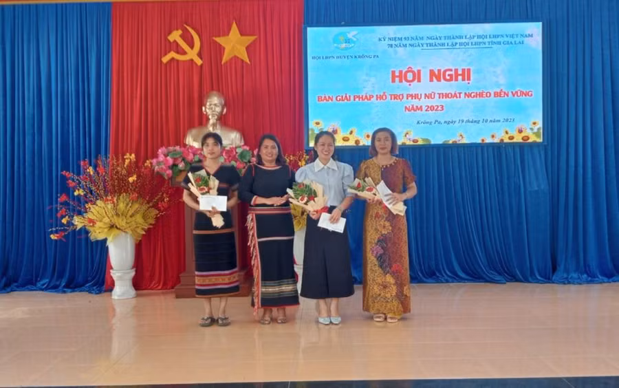 Hội LHPN huyện đã biểu dương 3 cá nhân tiêu biểu. Ảnh: Nguyễn Chi