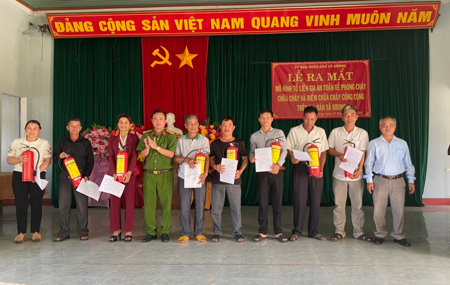 Huyện Kbang ra mắt Điểm chữa cháy công cộng tại xã Đak Rong. Ảnh: Gia Hân