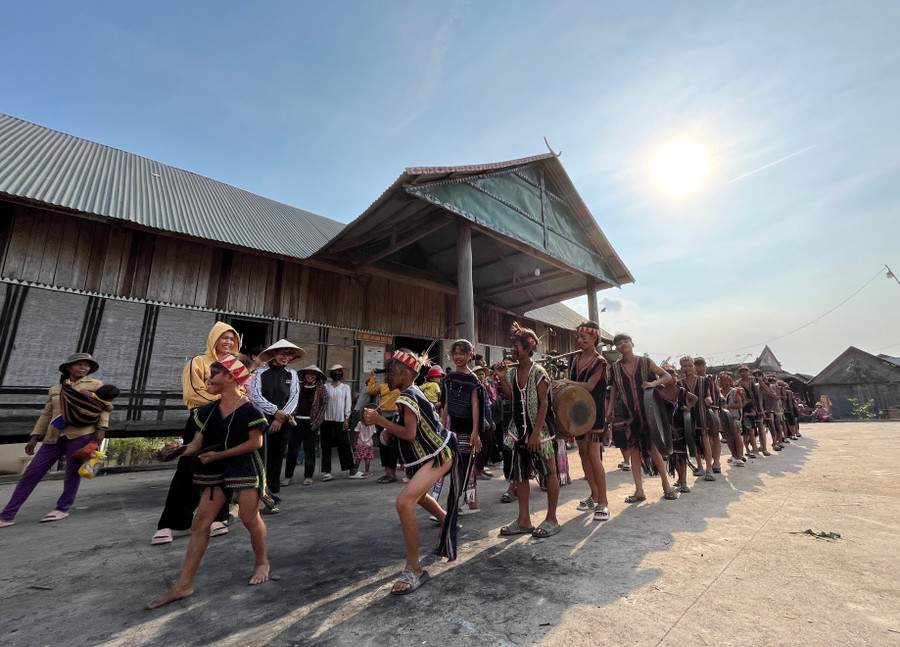 Sơmă Kơcham được tổ chức trong khoảng sân rộng rãi của nhà rông. Ảnh: Phương Linh