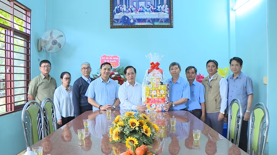 Lãnh đạo thị xã Ayun Pa thăm và chúc mừng lễ Giáng sinh năm 2023 tại Giáo xứ Phú Bổn. Ảnh: Nguyễn Sang