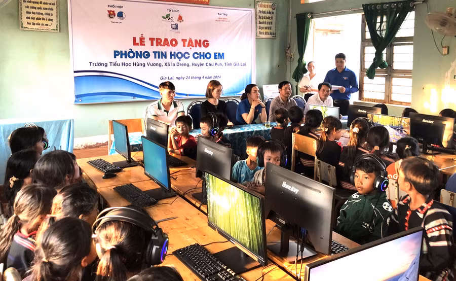 Các em học sinh Trường Tiểu học Hùng Vương được thụ hưởng tiện ích từ Phòng tin học cho em. Ảnh: Hà Đức Thành