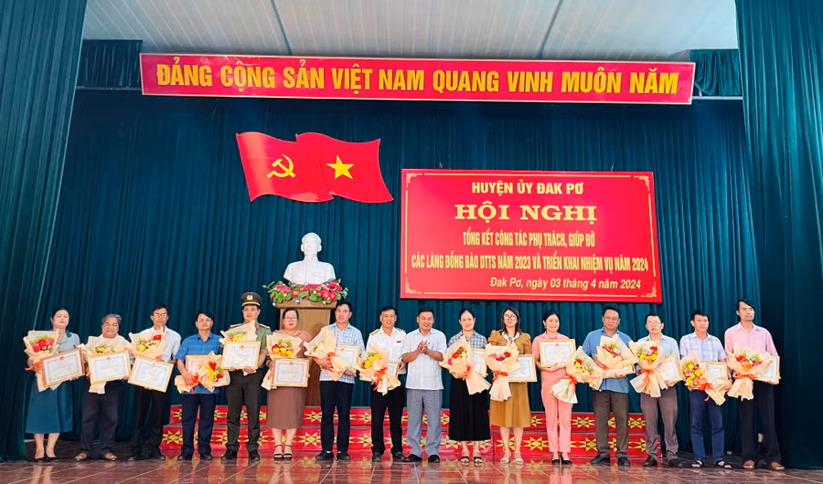 17 tập thể làm tốt công tác theo dõi giúp đỡ làng đồng bào DTTS được khen thưởng. Ảnh: Nguyễn Hiền