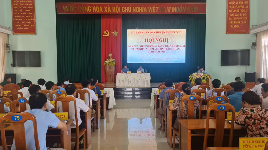 Quang cảnh hội nghị sơ kết tình hình thực hiện các nhiệm vụ phát triển kinh tế-xã hội, đảm bảo an ninh-quốc phòng 6 tháng đầu năm của UBND huyện Chư Prông. Ảnh: Khánh Linh