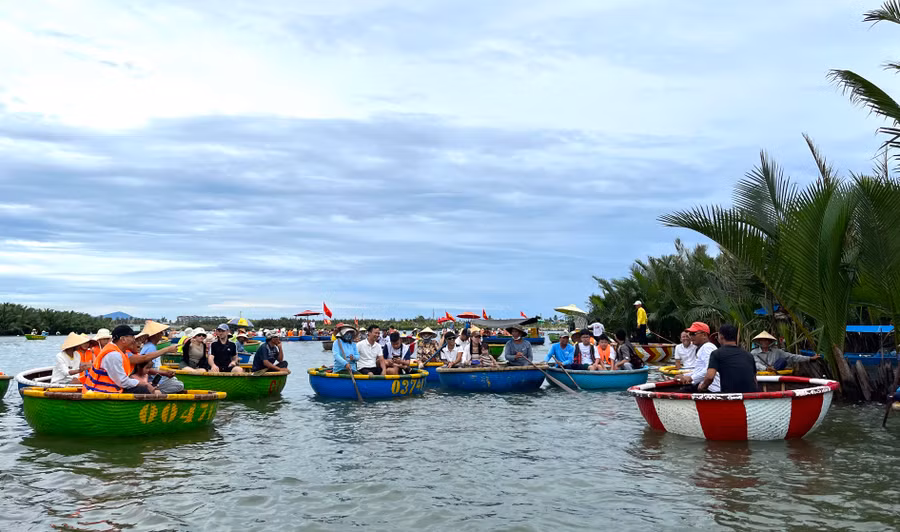 Du khách tham quan Vườn dừa Bảy Mẫu (TP. Hội An, tỉnh Quảng Nam). Ảnh: Phương Vi