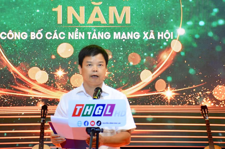 Phó Chủ tịch UBND tỉnh Nguyễn Hữu Quế biểu dương, đánh giá cao nỗ lực của Đài PT-TH Gia Lai trong chuyển đổi số báo chí. Ảnh: Lam Nguyên