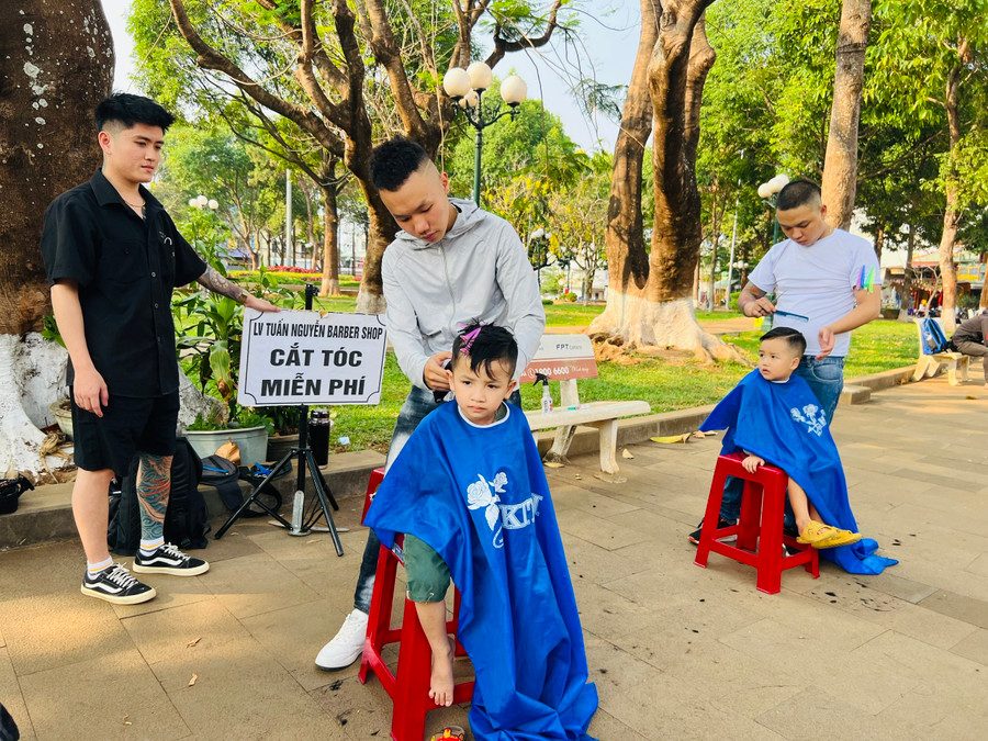 Các thợ trẻ của LV Barber Shop cắt tóc miễn phí tại Công viên Nguyễn Viết Xuân. Ảnh: Minh Nhật Các thợ trẻ của LV Barber Shop cắt tóc miễn phí tại Công viên Nguyễn Viết Xuân. Ảnh: Minh Nhật