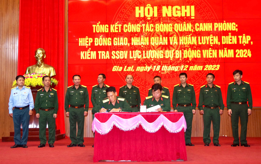 Đại diện các đơn vị lên ký kết biên bản giao nhận quân. Ảnh: Kim Hồng