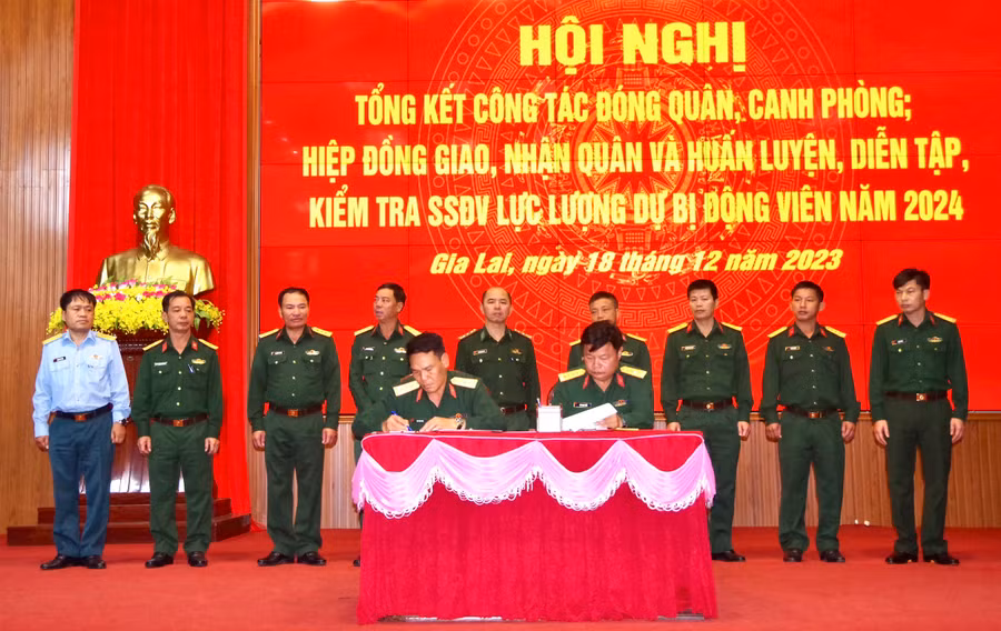 Đại diện các đơn vị lên ký kết biên bản giao nhận quân. Ảnh: Kim Hồng