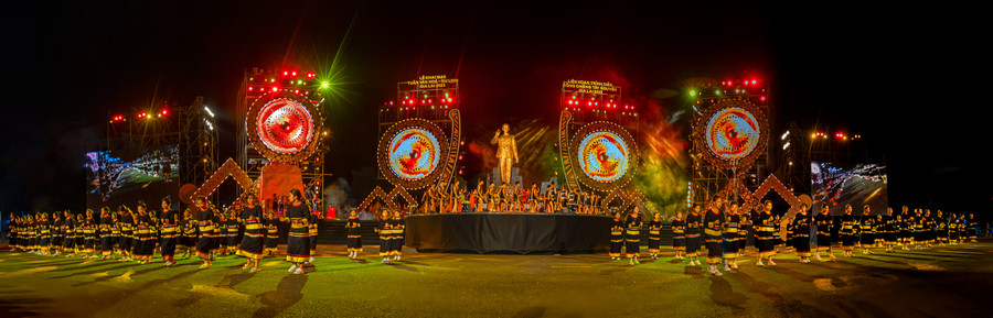 Múa hát dưới chân Người.