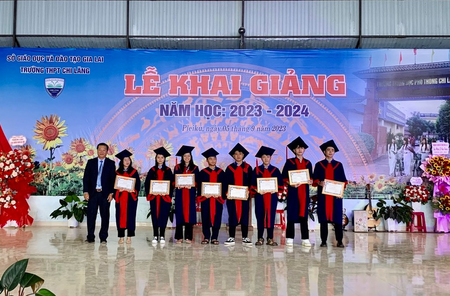 Trường THPT Chi Lăng khen thưởng các học sinh có thành tích xuất sắc trong kỳ thi tốt nghiệp THPT năm 2023. Ảnh: Hồng Thương Trường THPT Chi Lăng khen thưởng các học sinh có thành tích xuất sắc trong kỳ thi tốt nghiệp THPT năm 2023. Ảnh: Hồng Thương