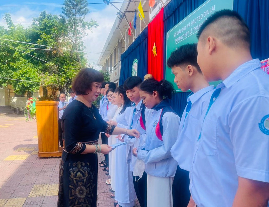 Trưởng ban Dân vận Tỉnh ủy Phạm Thị Tố Hải tặng học bổng cho học sinh nghèo vượt khó Trường THPT Lê Thánh Tông (thị xã Ayun Pa). Ảnh: Vũ Chi Trưởng ban Dân vận Tỉnh ủy Phạm Thị Tố Hải tặng học bổng cho học sinh nghèo vượt khó Trường THPT Lê Thánh Tông (thị xã Ayun Pa). Ảnh: Vũ Chi