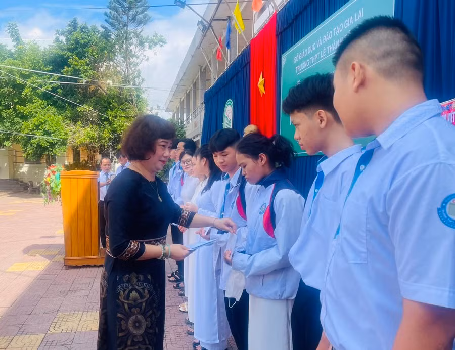 Trưởng ban Dân vận Tỉnh ủy Phạm Thị Tố Hải tặng học bổng cho học sinh nghèo vượt khó Trường THPT Lê Thánh Tông (thị xã Ayun Pa). Ảnh: Vũ Chi