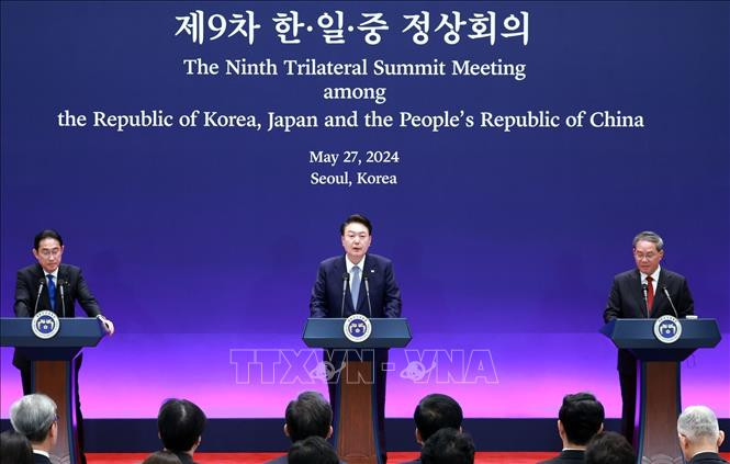 (Từ trái sang) Thủ tướng Nhật Bản Kishida Fumio, Tổng thống Hàn Quốc Yoon Suk Yeol và Thủ tướng Trung Quốc Lý Cường trong cuộc họp báo tại Hội nghị thượng đỉnh ba bên ở Seoul (Hàn Quốc), ngày 27/5/2024. Ảnh: Yonhap/TTXVN