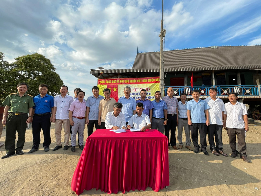 Các đơn vị thuộc huyện Kông Chro ký kết giao ước kết nghĩa với làng Hơn (xã Ya Ma). Ảnh: Phương Liên Các đơn vị thuộc huyện Kông Chro ký kết giao ước kết nghĩa với làng Hơn (xã Ya Ma). Ảnh: Phương Liên