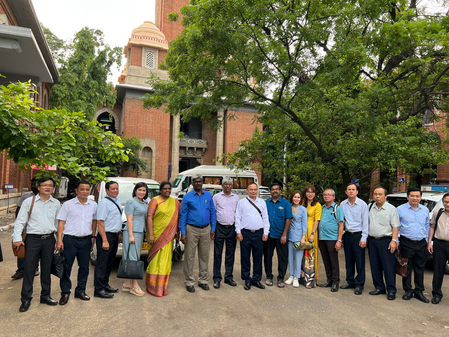 Đại diện lãnh đạo một số sở, ngành và doanh nghiệp trong tỉnh cùng tham gia đoàn công tác. Ảnh: H.H Đại diện lãnh đạo một số sở, ngành và doanh nghiệp trong tỉnh cùng tham gia đoàn công tác. Ảnh: H.H