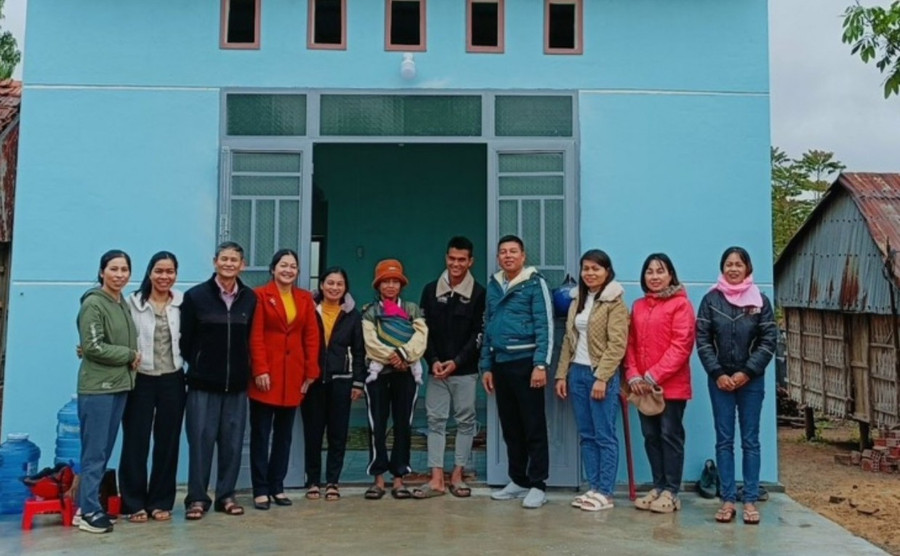 Đoàn công tác bàn giao nhà cho ông Đinh Hên. Ảnh: Hữu Nở