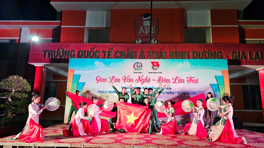 Các tiết mục văn nghệ ca ngợi tình yêu quê hương, đất nước, Bác Hồ kính yêu. Ảnh: Bá Bính Các tiết mục văn nghệ ca ngợi tình yêu quê hương, đất nước, Bác Hồ kính yêu. Ảnh: Bá Bính