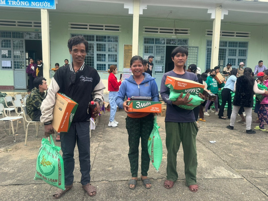 Đoàn công tác tặng quà cho đồng bào dân tộc thiểu số nghèo, khó khăn của xã Đak Song, huyện Kông Chro. Ảnh: Hồng Ngọc