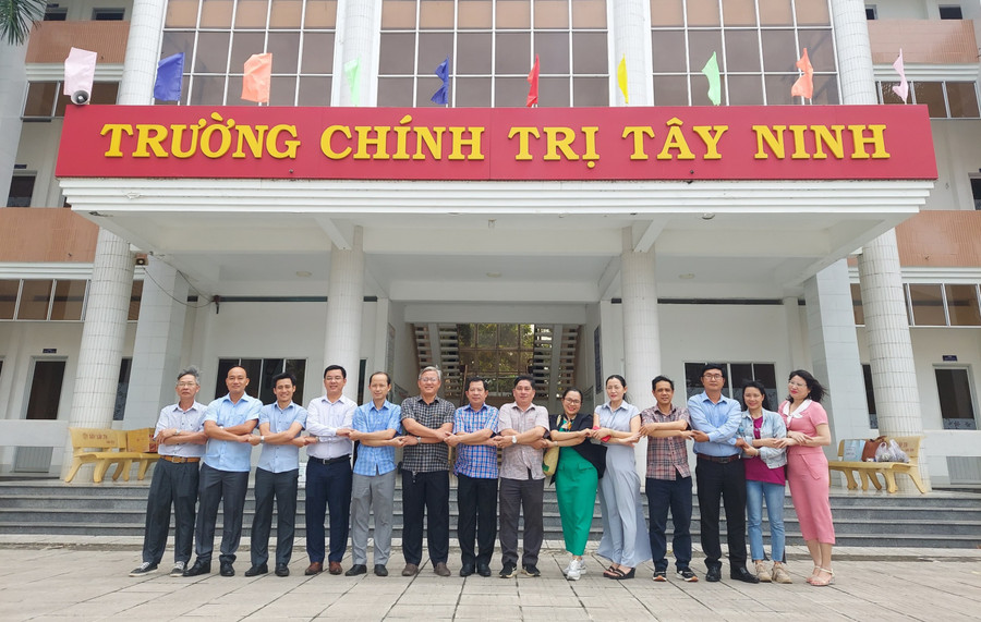 Đoàn công tác Trường Chính trị tỉnh Gia Lai chụp ảnh lưu niệm với cán bộ, giảng viên Trường Chính trị tỉnh Tây Ninh. Ảnh: Đình Phê Đoàn công tác Trường Chính trị tỉnh Gia Lai chụp ảnh lưu niệm với cán bộ, giảng viên Trường Chính trị tỉnh Tây Ninh. Ảnh: Đình Phê