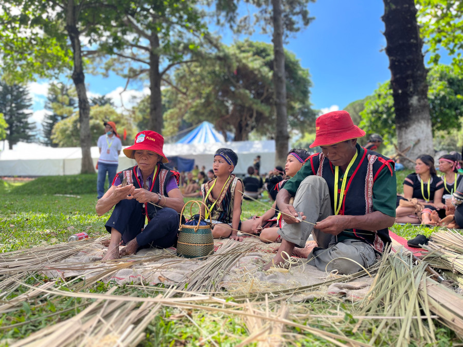 Vợ chồng ông Hmễ và bà Prớp (làng Bok Ayol, xã Hà Ra, huyện Mang Yang) tỉ mỉ chuốt từng nan tre nhỏ xíu để làm ra những chiếc túi xách thời trang. Ảnh: Phương Vi Vợ chồng ông Hmễ và bà Prớp (làng Bok Ayol, xã Hà Ra, huyện Mang Yang) tỉ mỉ chuốt từng nan tre nhỏ xíu để làm ra những chiếc túi xách thời trang. Ảnh: Phương Vi