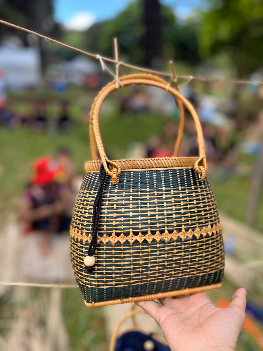 Bằng kỹ thuật điêu luyện, những chiếc túi xách tre đan cũng mang vẻ đẹp hiện đại, nữ tính. Ảnh: Phương Vi