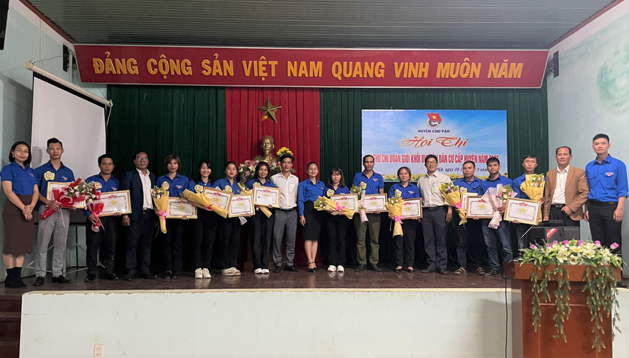 Ban tổ chức tặng hoa cho các thí sinh tham gia hội thi. Ảnh: Hà Đức Thành Ban tổ chức tặng hoa cho các thí sinh tham gia hội thi. Ảnh: Hà Đức Thành