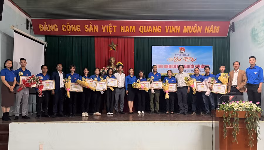 Ban tổ chức tặng hoa cho các thí sinh tham gia hội thi. Ảnh: Hà Đức Thành