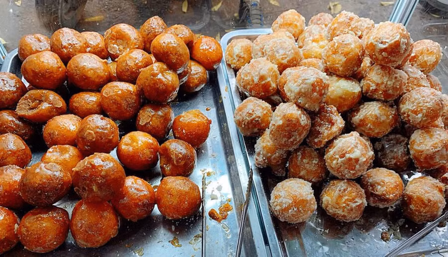 Bánh rán với lớp vỏ giòn rụm bọc bên trong là nhân đậu xanh là món ăn đường phố không thể bỏ lỡ khi đến Việt Nam. Ảnh: nguồn Báo Lao Động