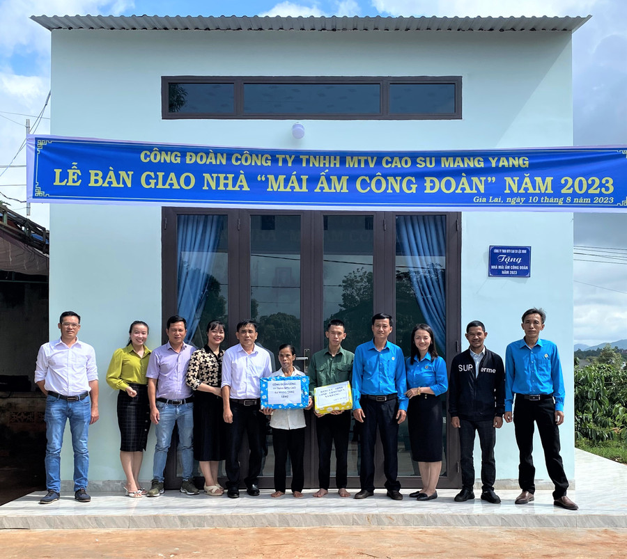 Công đoàn Công ty TNHH một thành viên Cao su Mang Yang trao nhà cho công nhân Đỗ Xuân Thành. Ảnh: Hà Đức Thành Công đoàn Công ty TNHH một thành viên Cao su Mang Yang trao nhà cho công nhân Đỗ Xuân Thành. Ảnh: Hà Đức Thành