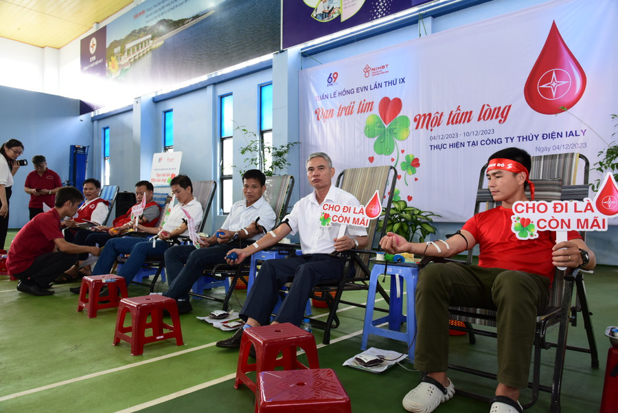Cán bộ, nhân viên, người lao động Công ty Thủy điện Ia Ly hiến máu tình nguyện, hưởng ứng tuần lễ hồng EVN lần thứ IX, năm 2023. Ảnh: Hồng Ngọc Cán bộ, nhân viên, người lao động Công ty Thủy điện Ia Ly hiến máu tình nguyện, hưởng ứng tuần lễ hồng EVN lần thứ IX, năm 2023. Ảnh: Hồng Ngọc