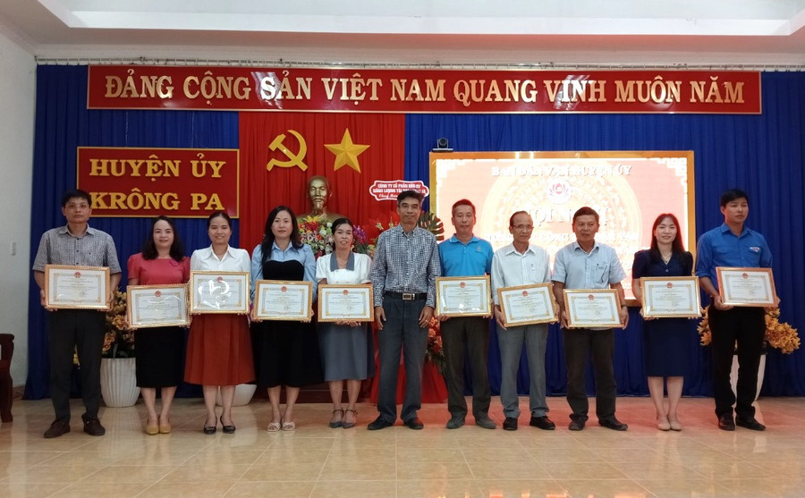 Lãnh đạo UBND huyện Krông Pa tặng giấy khen cho các tập thể và cá nhân điển hình "Dân vận khéo" và triển khai thực hiện Quy chế dân chủ cơ sở năm 2023. Ảnh: Nguyễn Chi Lãnh đạo UBND huyện Krông Pa tặng giấy khen cho các tập thể và cá nhân điển hình "Dân vận khéo" và triển khai thực hiện Quy chế dân chủ cơ sở năm 2023. Ảnh: Nguyễn Chi
