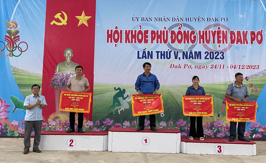 Ban tổ chức trao giải cho các đơn vị xuất sắc. Ảnh: Tuyết Mai