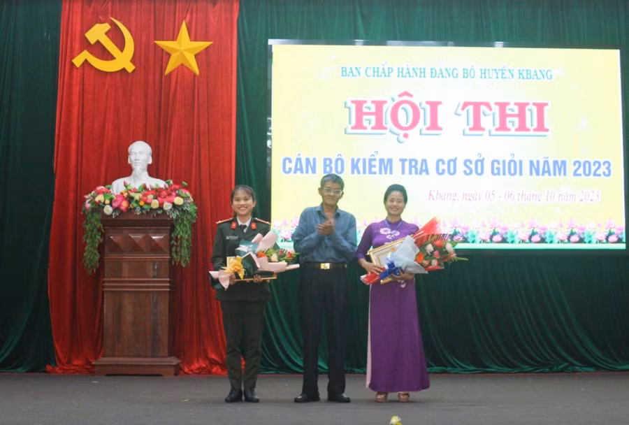 Ban tổ chức trao giải cho các đội có thành tích xuất sắc tại hội thi. Ảnh: Hà Duyệt