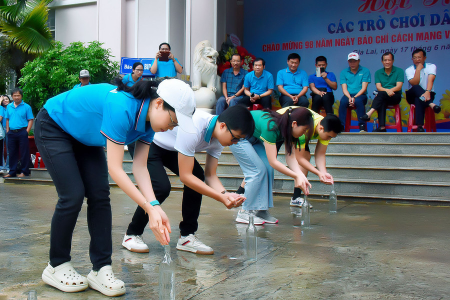 Trò chơi đổ nước vào chai yêu cầu vận động viên phải di chuyển nhanh song cũng phải thật khéo léo. Ảnh: Đức Thụy Trò chơi đổ nước vào chai yêu cầu vận động viên phải di chuyển nhanh song cũng phải thật khéo léo. Ảnh: Đức Thụy