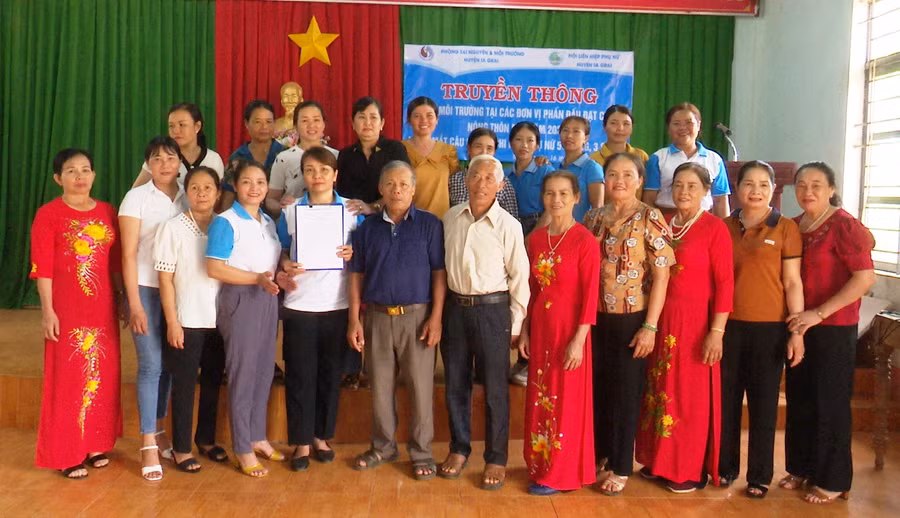 Câu lạc bộ Chi hội “phụ nữ 5 không, 3 sạch” tại thôn Hợp Thành gồm 21 thành viên. Ảnh: Minh Thoan